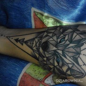 Tatuaż Tatuaż przedramię geometryczny na przedramieniu motyw: zwierzęta styl: geometryczne