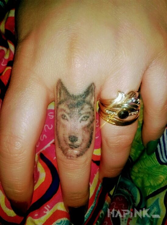 Tattoo Kolejny wilk in animals motif on the fingers