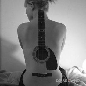 Tatuaż Gra gitara na plecach motyw: pozostałe