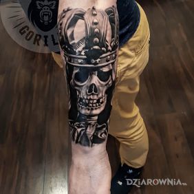 Tatuaż Czaszka w koronie na przedramieniu motyw: 3D styl: realistyczne