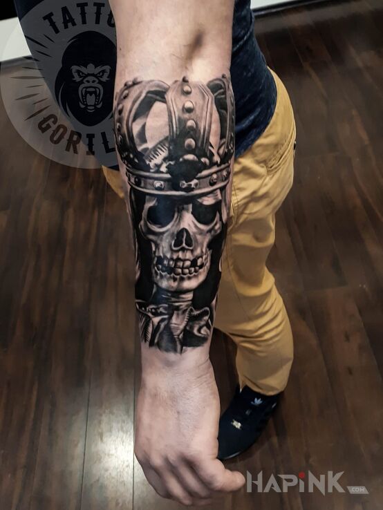 Tattoo Czaszka w koronie in skulls motif and realistic style on the forearm