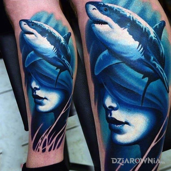Tatuaż rekin w motywie 3D i stylu realistyczne na łydce