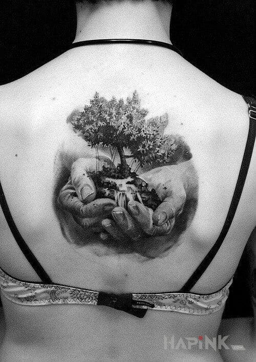 Tattoo Drzewo w dłoniach in 3D motif and realistic style on the back