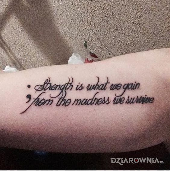 Tatuaż o naszej sile w motywie napisy na ramieniu