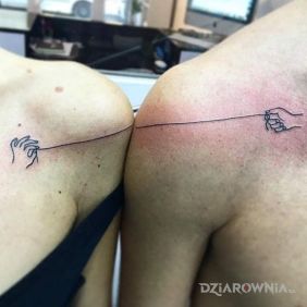 Tatuaż Połączeni na klatce motyw: miłosne