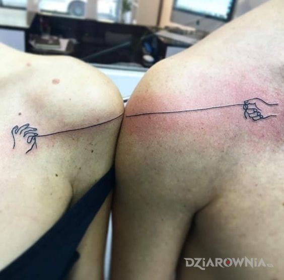 Tatuaż połączeni w motywie miłosne na klatce
