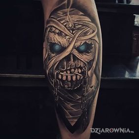Tatuaż Powerslave na łydce motyw: 3D