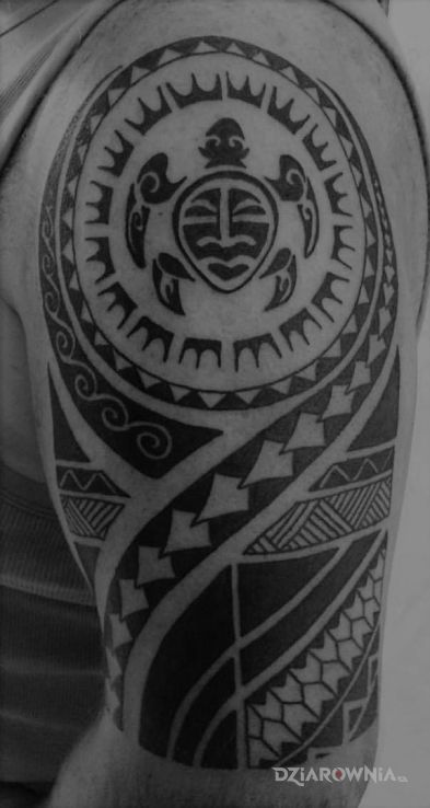 Tatuaż maori tattoo w motywie zwierzęta i stylu polinezyjskie na ramieniu