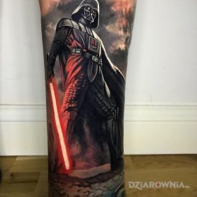 Tatuaż Darth Bader na przedramieniu motyw: kolorowe