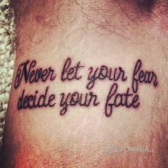 Tatuaż strach i wiara w motywie napisy na nadgarstku