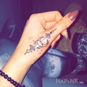 Tattoo Two moons on the fingers motif: other