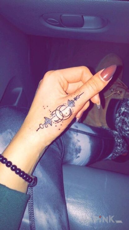 Tattoo Dwa księżyce in other motif on the fingers