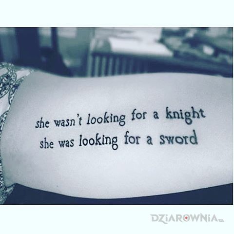 Tatuaż czego ona szukala w motywie napisy na ramieniu