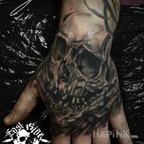 Tattoo Skull on the hand motif: skulls