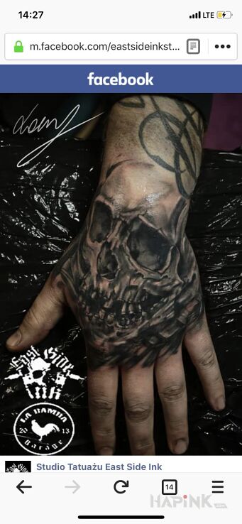 Tattoo Czaszka in skulls motif on the hand