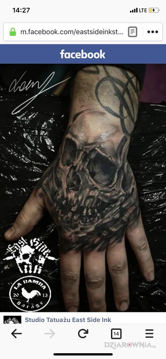 Tatuaż czaszka w motywie czaszki na dłoni