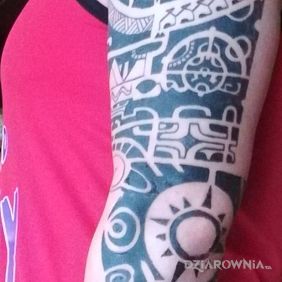 Tatuaż Maori na ramieniu motyw: rękawy styl: polinezyjskie