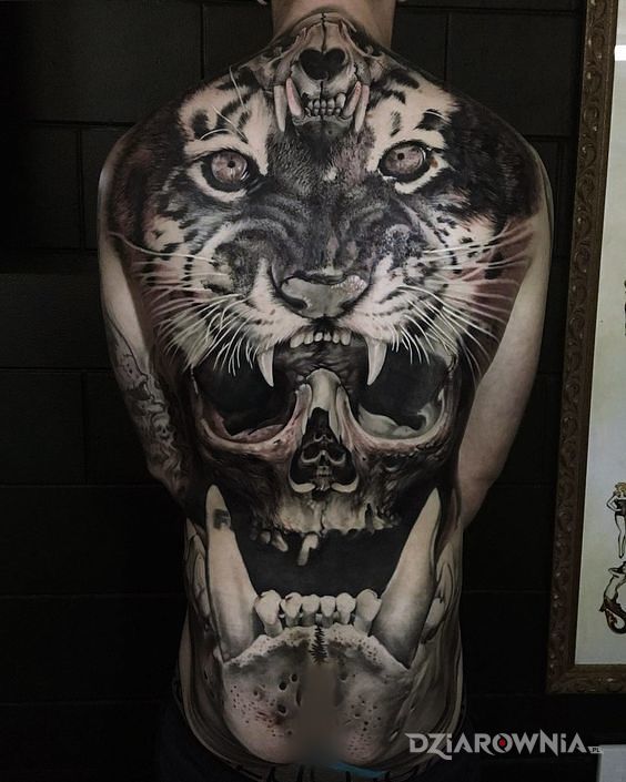 Tatuaż tygrys i czaszki w motywie 3D i stylu realistyczne na pośladkach