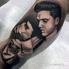 Tatuaż Elvis na ramieniu motyw: twarze styl: realistyczne