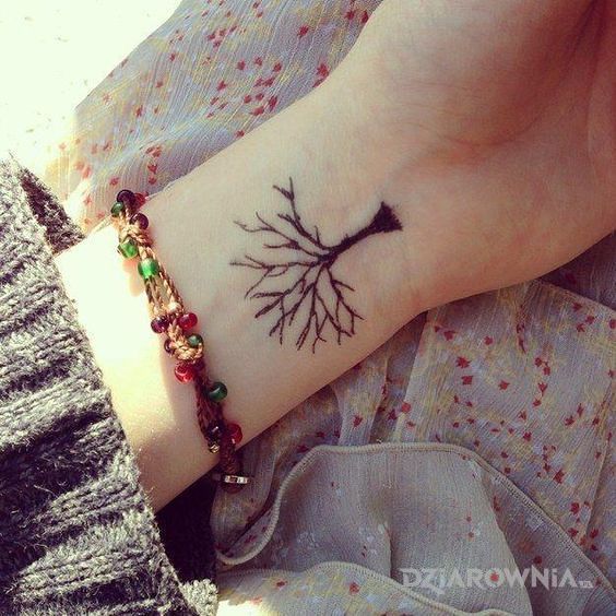 Tatuaż drzewko w motywie pozostałe na nadgarstku