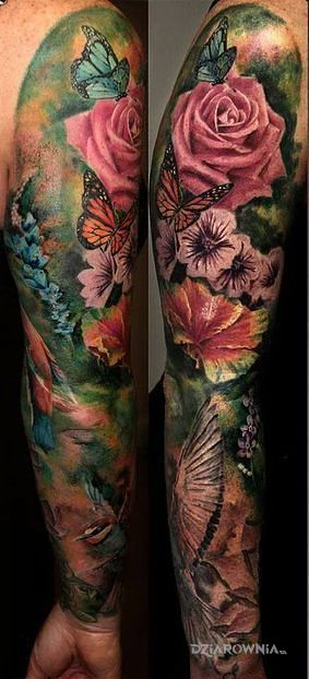 Tatuaż kolorowo i realistycznie w motywie kolorowe i stylu realistyczne na ramieniu