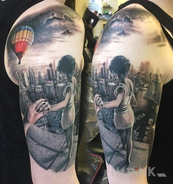 Tattoo Na dachu wieżowca in characters motif and realistic style on the upper arm