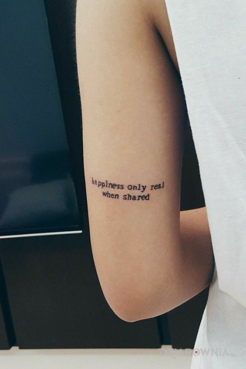 Tatuaż szczęście w motywie napisy na ramieniu