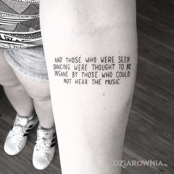 Tatuaż o muzyce w motywie napisy na przedramieniu