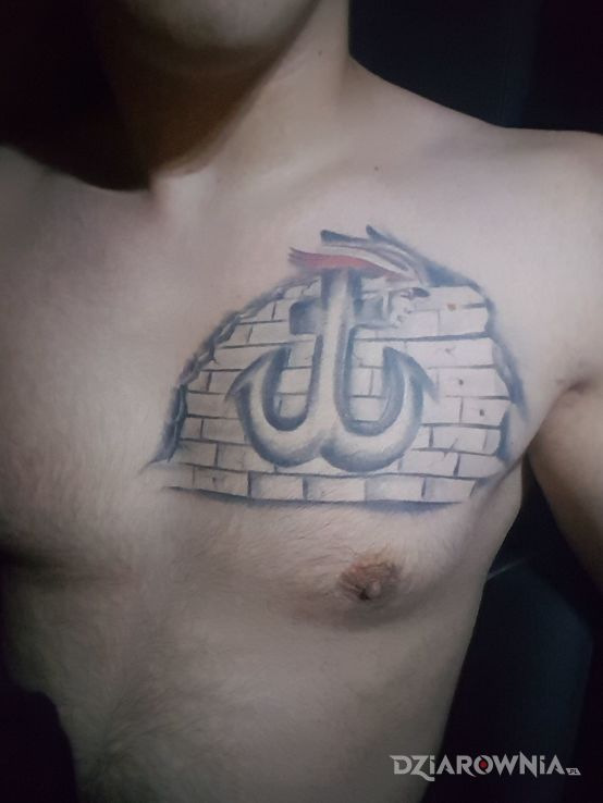 Tatuaż polska walcząca w motywie patriotyczne na klatce