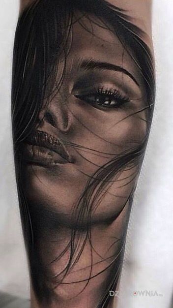 Tatuaż kobiecy portret w motywie twarze i stylu realistyczne na przedramieniu