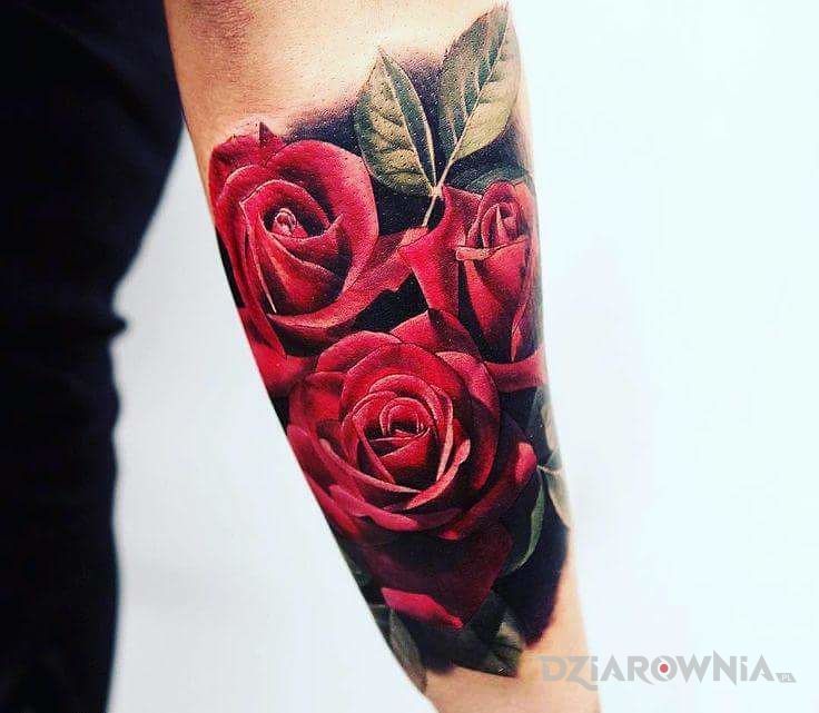 Tatuaż czerwone róże w motywie kwiaty i stylu realistyczne na przedramieniu