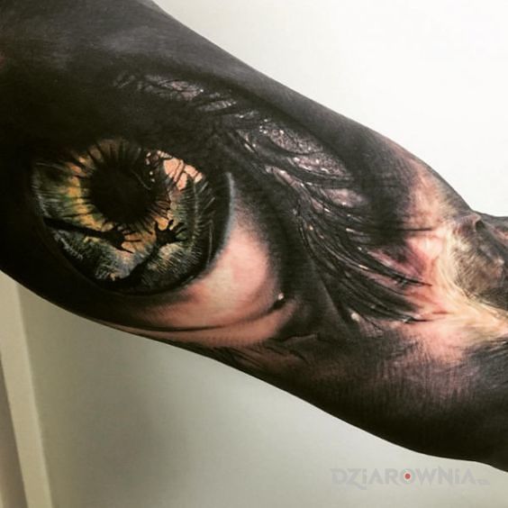 Tatuaż mega oko w motywie kolorowe i stylu realistyczne na ramieniu
