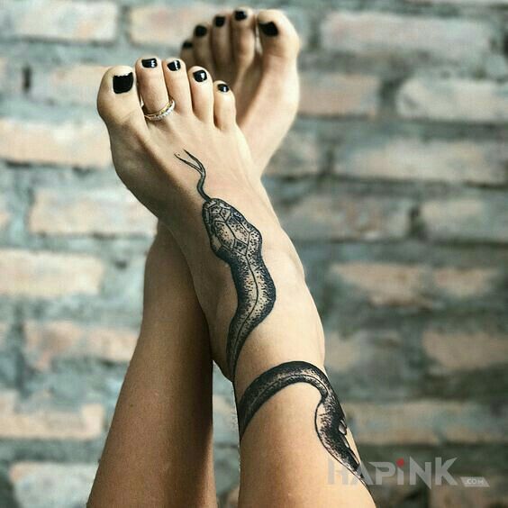 Tattoo Wąż in animals motif on the leg