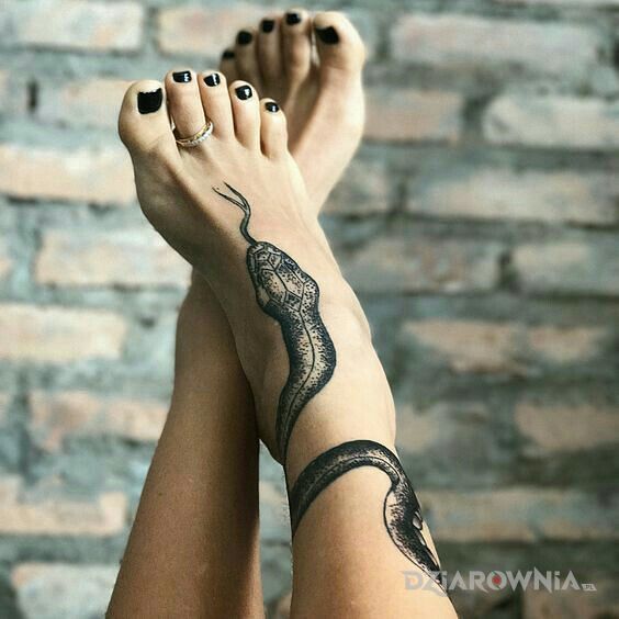Tatuaż wąż w motywie zwierzęta na nodze