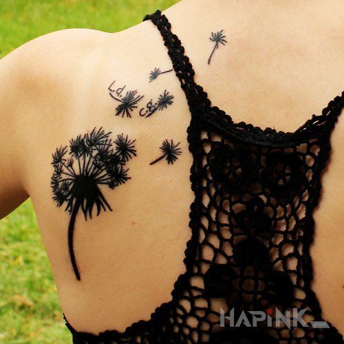 Tattoo Dmuchawiec in flowers motif on the shoulder blades