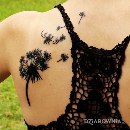 Tatuaż dmuchawiec w motywie kwiaty na łopatkach
