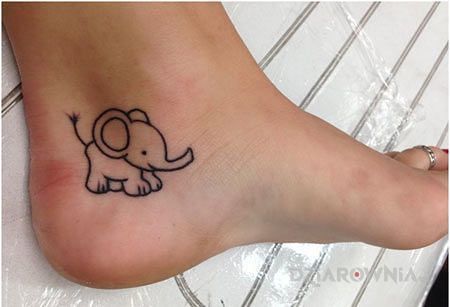 Tatuaż malutki slonik w motywie zwierzęta na stopie