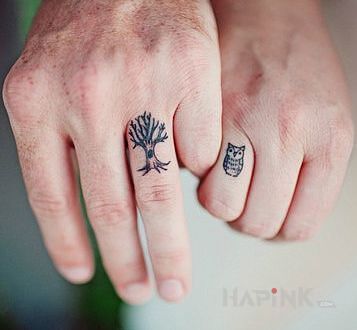 Tattoo Miłosne tatuaże in Love motif on the fingers