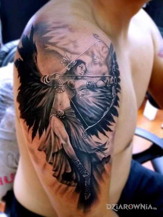 Tatuaż anielski łucznik w motywie postacie na ramieniu