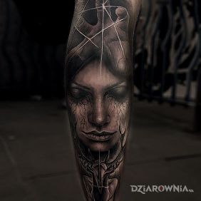 Tatuaż Oczy zamknięte na łydce motyw: twarze styl: realistyczne