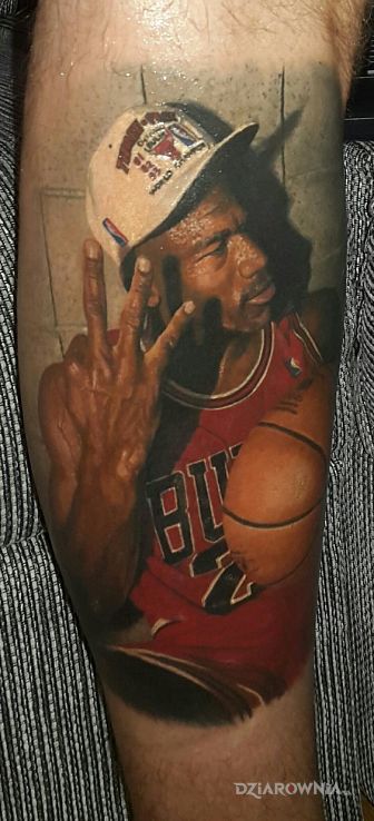 Tatuaż koszykarz w motywie kolorowe i stylu realistyczne na przedramieniu