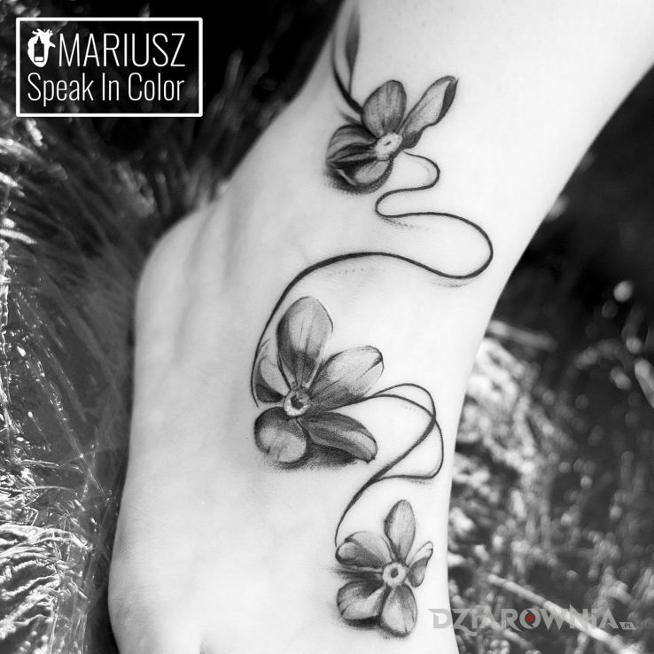 Tatuaż kwiatuszki w motywie kwiaty na stopie