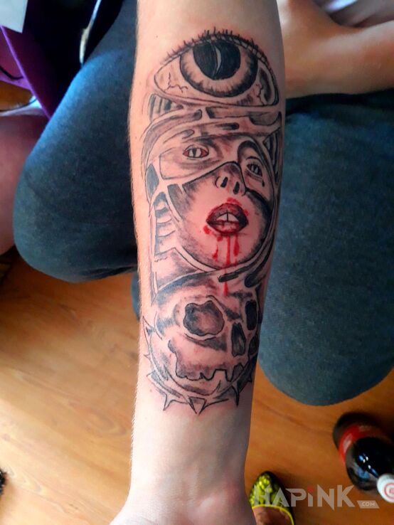 Tattoo Twarz kobiety , czaszka ,oko wilka in faces motif on the forearm