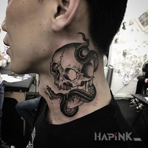 Tattoo Fajna czacha in animals motif on the neck
