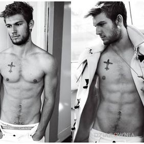 Tatuaż Alex Pettyfer Krzyż na piersiach motyw: Alex Pettyfer