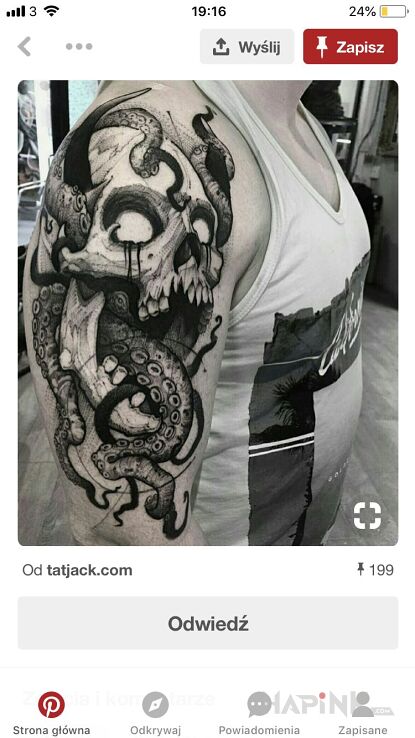 Tattoo Fajna czacha in skulls motif on the upper arm