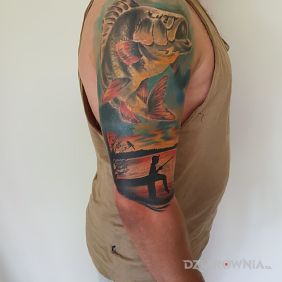 Tatuaż Okoń, hobby na ramieniu motyw: kolorowe styl: realistyczne