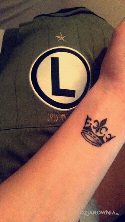 Tatuaż pierwsza korona w motywie pozostałe na nadgarstku