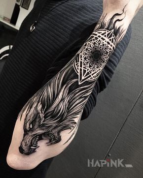 Tattoo Agresywny wilk in animals motif on the forearm