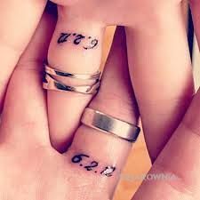 Tatuaż daty w motywie miłosne na palcach